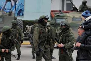 Des hommes masqués et armés le 1er mars 2014 à Balaklava près de Sebastopol. © AFP