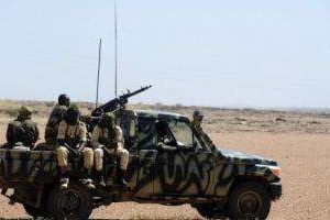 Des soldats nigériens sur la route entre Agadez et Arlit. © AFP
