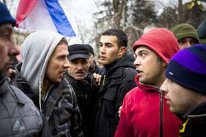 Face à face tendu entre Tatars de Crimée et manifestants pro-Russes. © Pierre Crom/Lejournal/Sipa