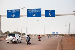 Ouagadougou, la capitale du Burkina Faso, est dotée de trois échangeurs : est, ouest et, au sud celui de Ouaga 2000. © Sophie Garcia/JA