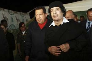 Hugo Chávez et Mouammar Kaddafi, le 22 octobre 2010, à Tripoli. © Reuters