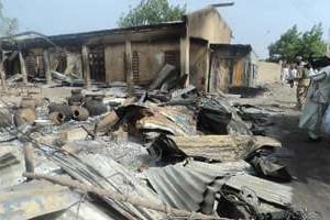 Restes de maisons incendiées par Boko Haram dans le village de Mafa. © AFP