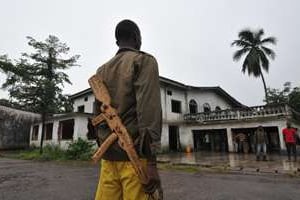 Un membre de l’ex-rébellion Séléka avec une fausse arme. © AFP