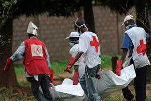 Des membres de la Croix-Rouge transportent un corps après des affrontements meurtriers à Bangui. © AFP