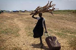 Une femme sud-soudanaise ramène du bois mort dans un camp de réfugiés. © AFP