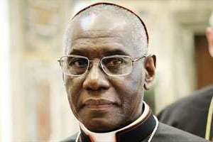 Ordonné archevêque à 34 ans, Mgr Robert Sarah fut le plus jeune prélat au monde. © AFP