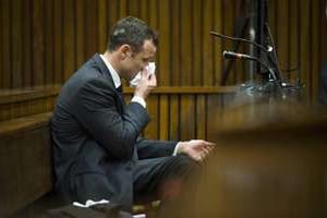 Oscar Pistorius dans son box, au tribunal à Pretoria le 7 mars 2014. © AFP