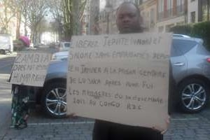 Sit-in des proches de Mukungubila devant l’ambassade zambienne à Bruxelles, le 6 février 2014. © DR