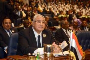 Adly Mansour, le président égyptien par intérim, le 17 novembre 2013 à Koweit City. © AFP