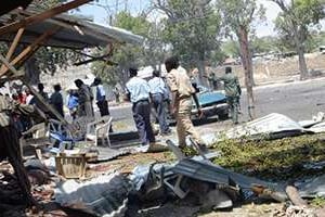 Des policiers sur les lieux d’une explosion à la voiture piégée le 27 février 2014 à Mogadiscio © AFP