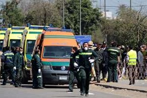 Des ambulances sur le site où six soldats égyptiens ont été tués, le 15 mars 2014, au Caire. © AFP
