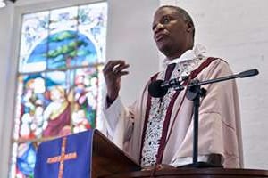 L’archevêque anglican du Cap Thabo Makgoba, le 8 décembre 2013. © AFP