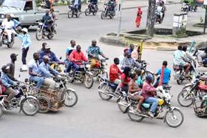 Les deux roues, bruyants et polluants. Ici, à Douala, au Cameroun. © Nicolas Eyidi pour J.A.