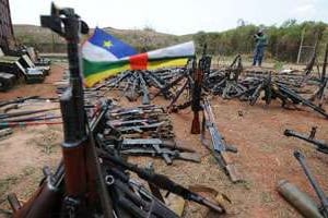 Des armes récupérées par les effectifs de l’armée française, à Bangui, le 28 février 2014. © AFP