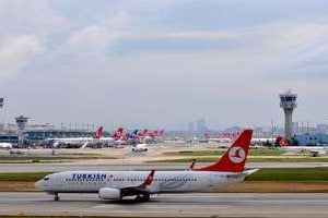 Un avion de la compagnie Turkish Airlines à l’aéroport d’Istanbul. © AFP/Ozan Kose