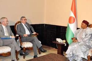 Le président Issoufou en discussion avec les patrons d’Areva, le 7 mars 2014 à Niamey. © AFP