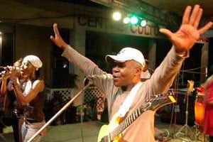 « L’homme-guitare », lors de la fête de la musique à Douala en 2006. © Nicolas Eyidi