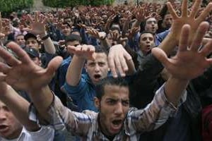 Etudiants de l’université du Caire partisans de Morsi manifestant sur leur campus, le 19 mars. © AFP
