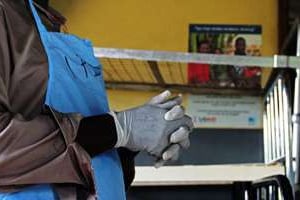Un responsable sanitaire dans un centre d’isolement contre le virus Ebola. © AFP