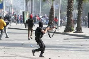 Affrontements entre police anti-émeutes et étudiants pro-Morsi, au Caire le 19 mars 2014. © AFP