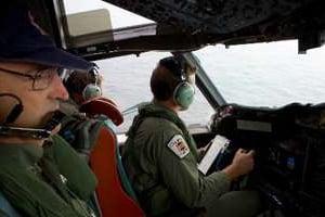 Une équipe de recherche du vol MH370 survole l’océan indien le 24 mars 2014. © AFP