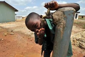 Le manque d’eau et d’assainissement tue chaque année deux millions d’enfants. © AFP / ISSOUF SANOGO