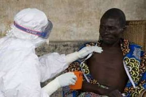 Un patient souffrant d’Ebola dans un centre de MSF à Kampungu, en RDC. © AFP