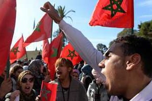 Des manifestant hostiles à la France devant l’ambassade de France à Rabat le 25 février 2014. © AFP