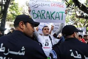 Des manifestants du mouvement Barakat face à la police dans le centre d’Alger, le 27 mars. © AFP
