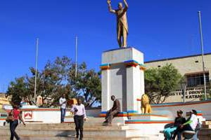 La statue de Moïse Tshombe, place de la Poste, est une lieu de rendez-vous. © B. Mouanda pour J.A.