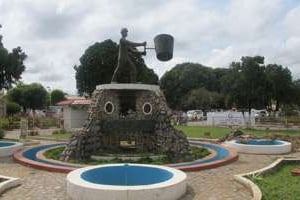 Statue de l’assainissement devant la mairie de Lubumbashi. © AFP