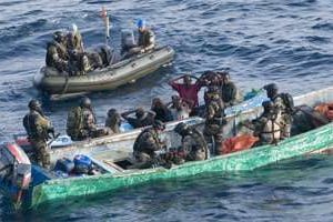 Dans le golfe d’Aden, arrestation de pirates présumés par la marine française. © Chamussy/Sipa