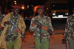 Des militaires kényans sur le site de l’explosion. © AFP