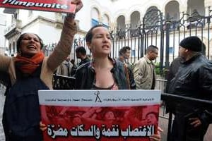 Amina Sboui, féministe tunisienne, le 31 mars 2014 devant le tribunal de Tunis. © AFP
