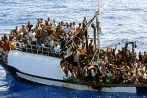 Un bateau de migrants, en 2008, sur la Méditerranée. © Marine nationale/AFP