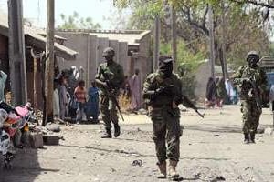 Des troupes nigérianes dans les rues de Baga, le 30 avril 2013. © AFP