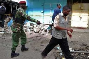 Un policier et un passant sur les lieux de l’attentat le 1er avril à Nairobi. © AFP