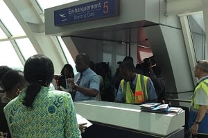 Embarquement des passagers du premier vol commercial ECAir à destination de Dubaï, le 31 mars à l’aéroport de Maya Maya (Congo-B). © Trésor Kibangula