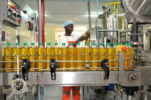 Chaque jour, entre 600 et 700 tonnes d’huile sont mises en bouteilles dans la raffinerie d’huile de palme d’Abidjan du groupe Sifca. © Nabil Zorkot
