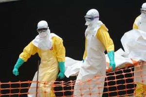 Le corps d’une victime du virus Ebola évacué le 1er avril à Guekedou, en Guinée. © AFP