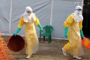 Des médecins de MSF près d’une tente d’isolement en Guinée, à Gueckedou, le 31 mars 2014. © AFP