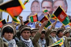 Des supporters du candidat Zalmay Rasool. Les élections auront lieu le 5 avril. © SHAH MARAI / AFP