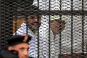 Ahmed Maher (d) a été condamné à trois ans de prison, le 22 décembre. © AFP