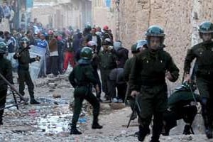 Des forces de l’ordre interviennent lors de violences communautaires à Ghardaïa, le 18 mars 2014. © AFP