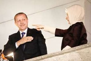 Recep Tayyip et Emine Erdogan après l’annonce des résultats à Ankara, le 31 mars. © Depo photos/AFP