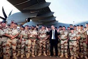 Jean-Yves le Drian au milieu de soldats français, au Mali, le 31 décembre 2013. © AFP