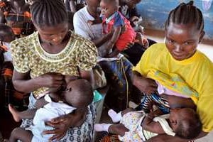 De jeunes mères nourissent leurs nouveaux-nés, au Liberia. © GEORGES GOBET / AFP