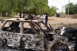 Une carcasse de voiture calcinée après une attaque attribuée au groupe islamiste Boko Haram. © AFP