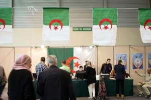 Des Algériens se préparent à voter dans un bureau installé au parc Chanot, à Marseille. © AFP