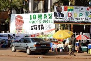 Affiches électorales des candidats à la présidentielle le 10 avril 2014 à Bissau. © AFP
